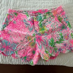 Lilly Pulitzer Buttercup Stretch shorts. Size 6